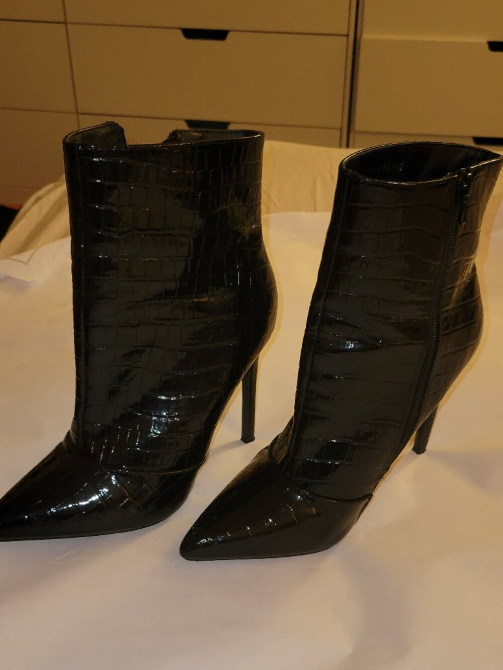 Olivia Ferguson Faux Croc Glossy Boots 7.5 (00414955)